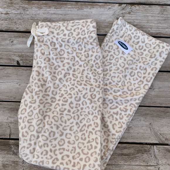 NWT Women’s Old Navy Leopard Fleece Pajama Pants, Medium - Picture 1 of 3